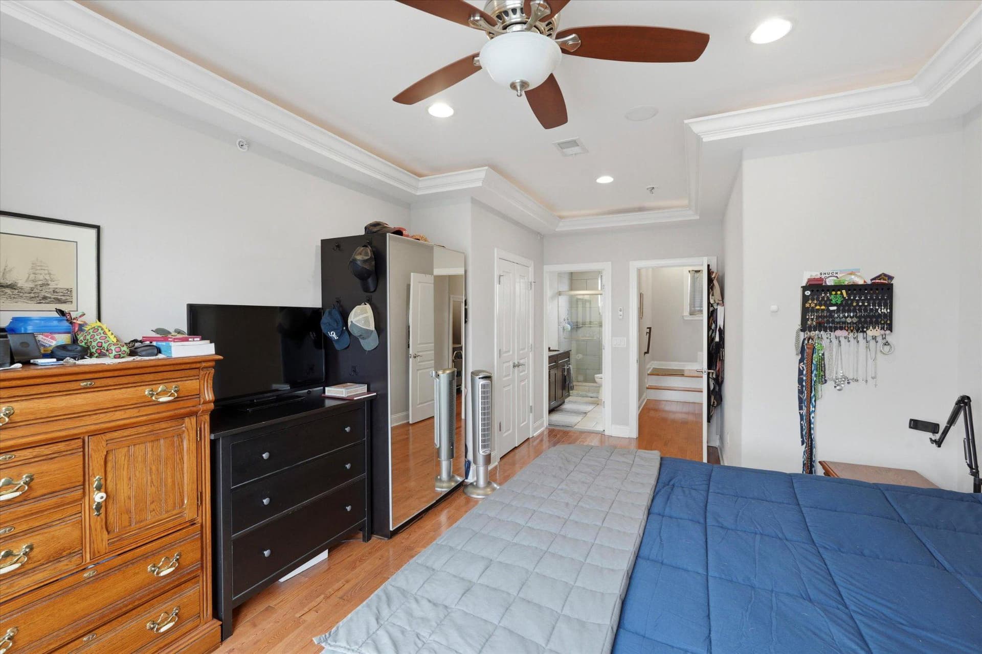 2207 E Oakdale photo 8