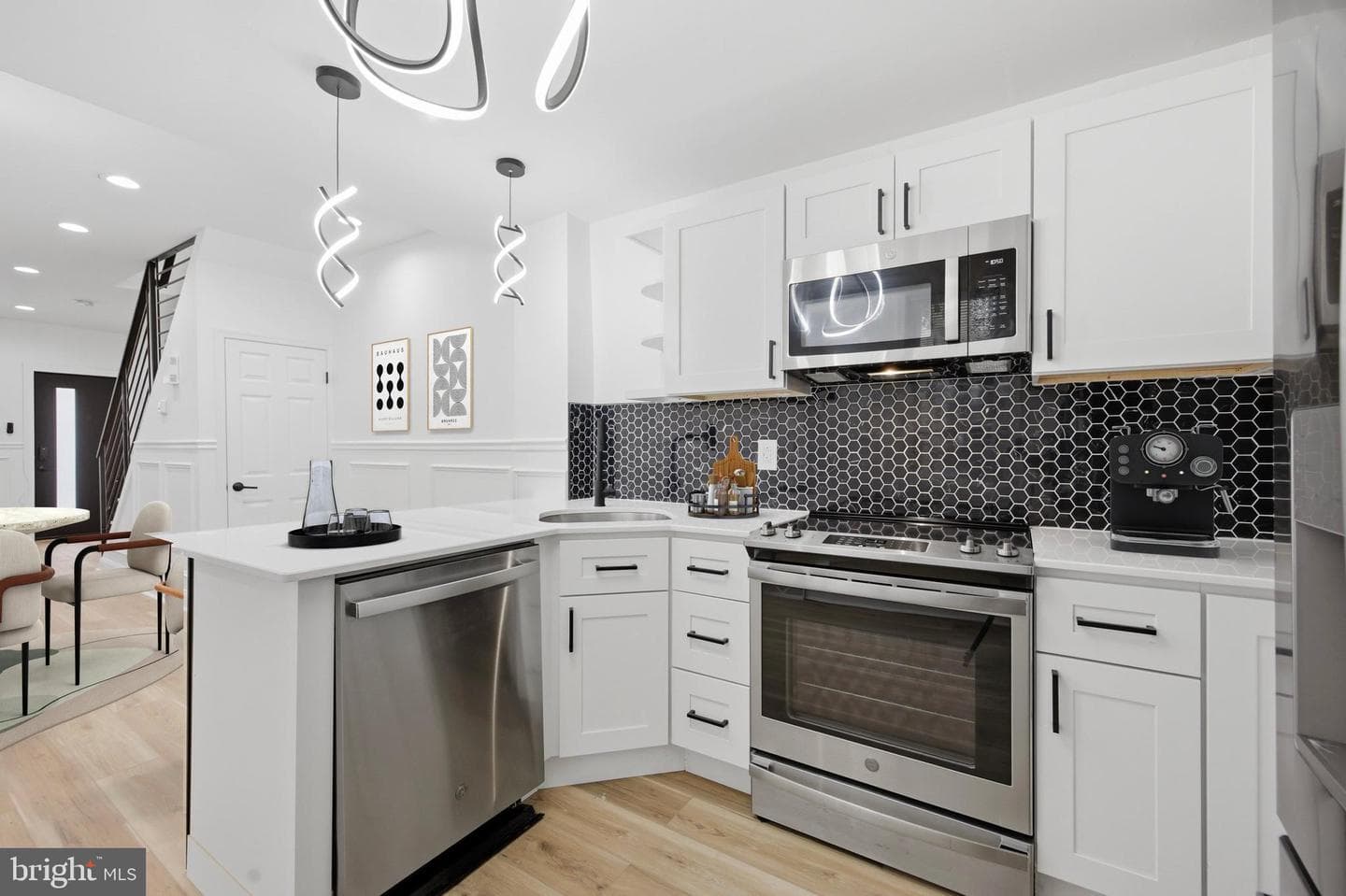 5551 Pemberton Street photo 10