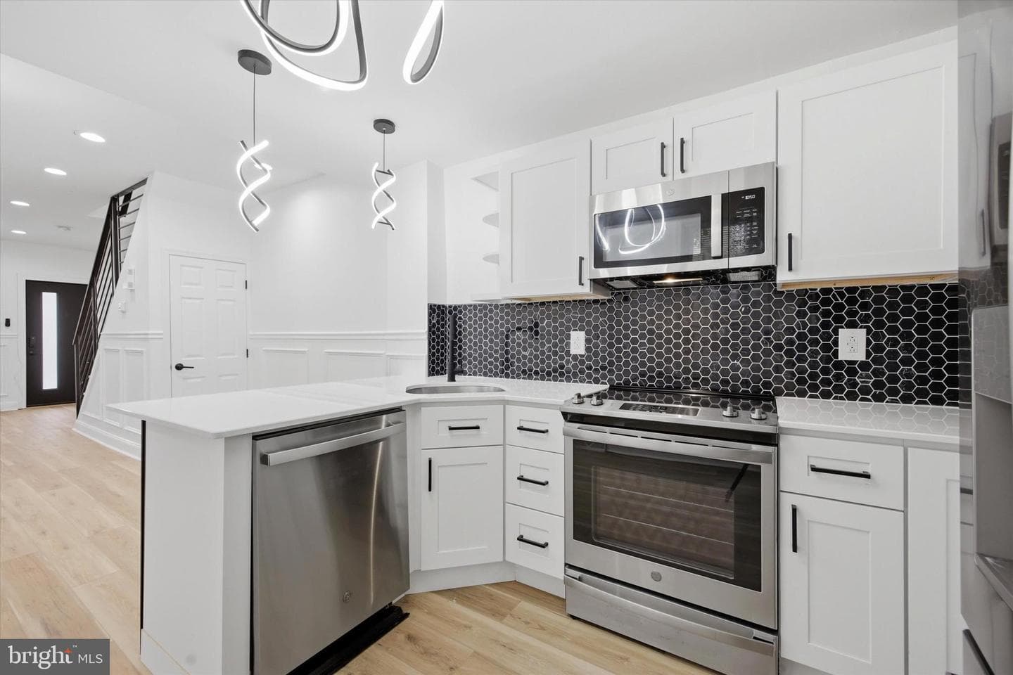 5551 Pemberton Street photo 11
