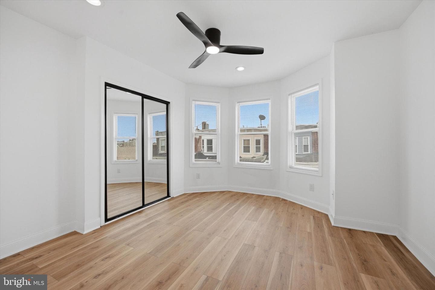 5551 Pemberton Street photo 16