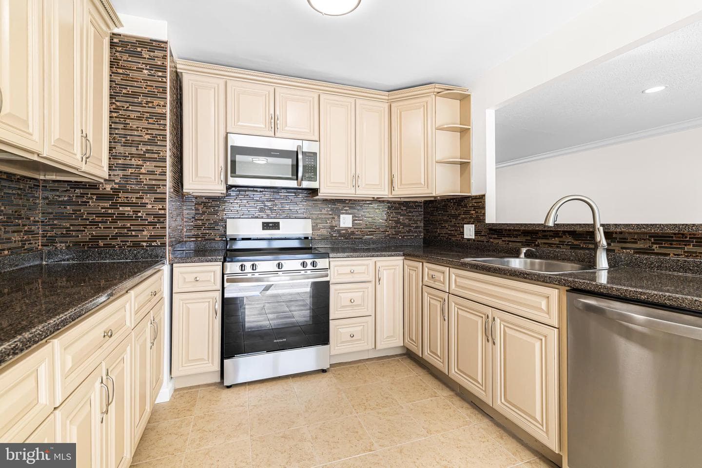 468 Woodhaven Plaza photo 4