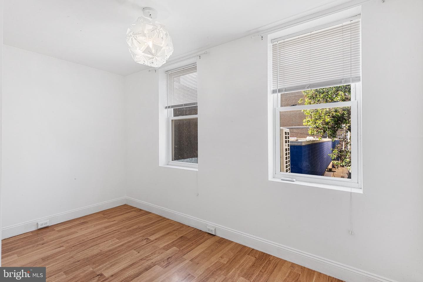 621 E Flora Street photo 14