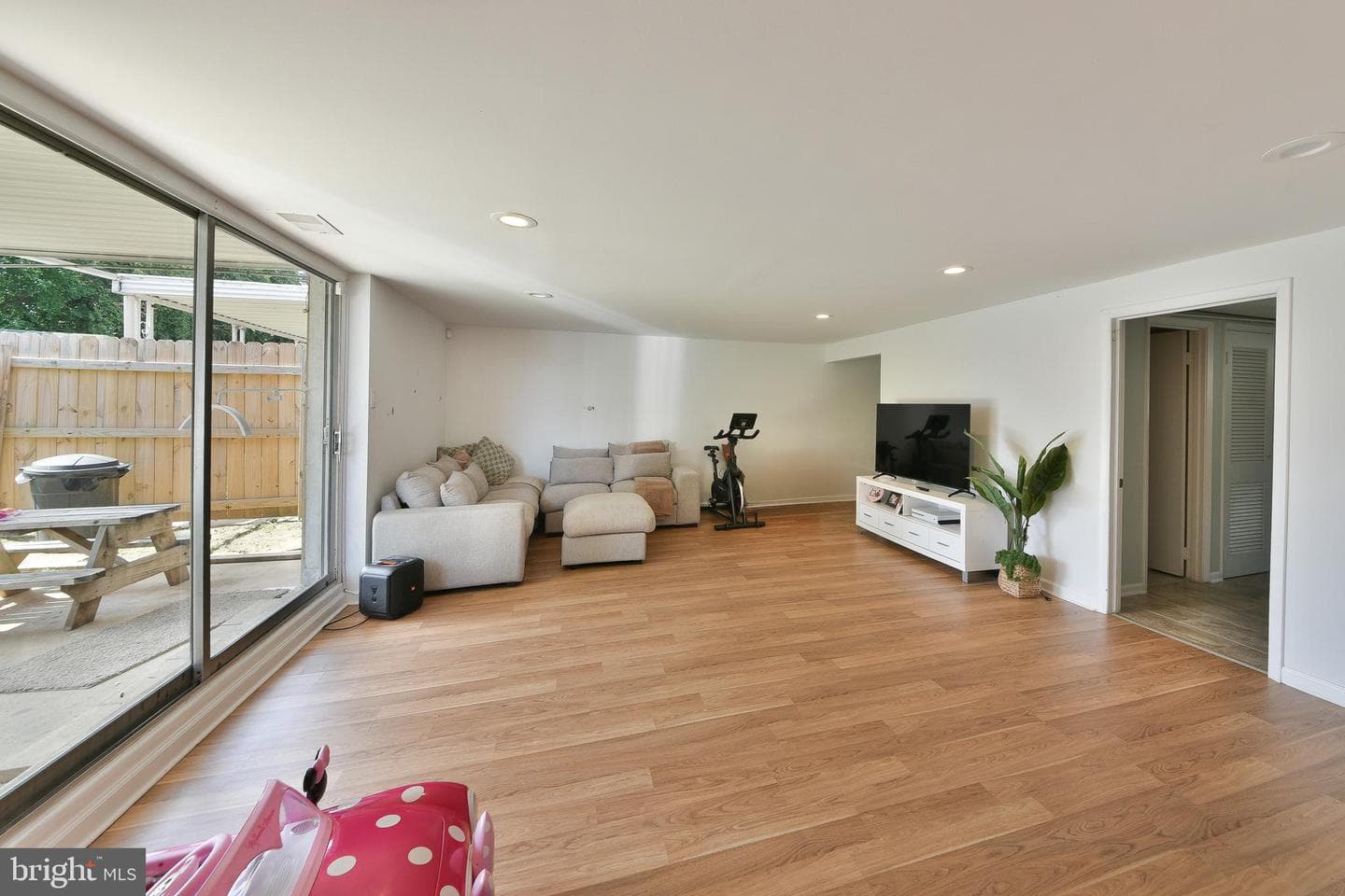 9747 Hoff Street photo 23