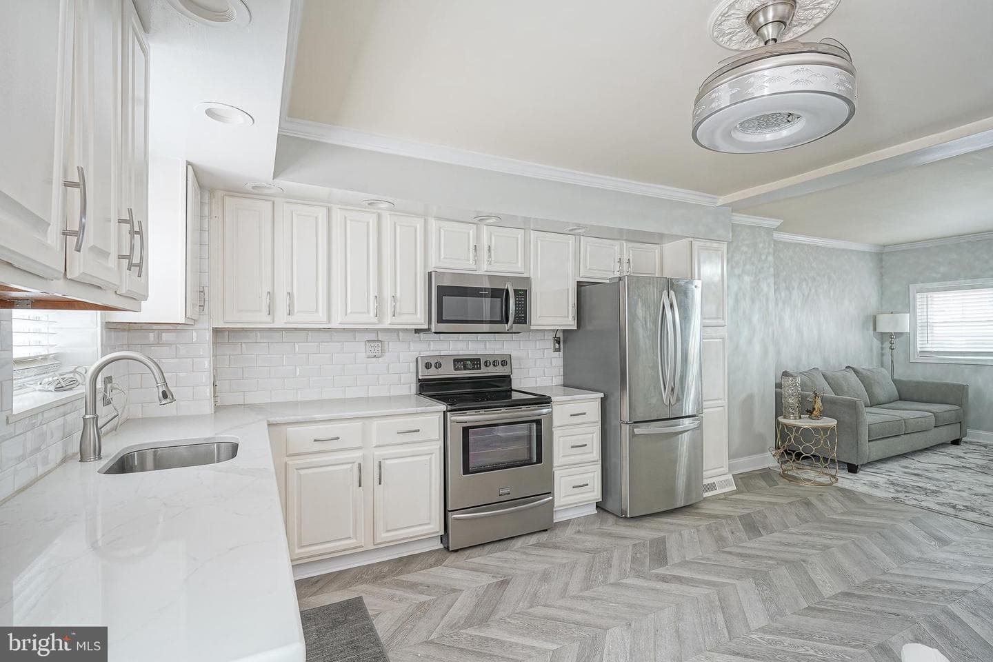1208 W Oregon Avenue photo 4
