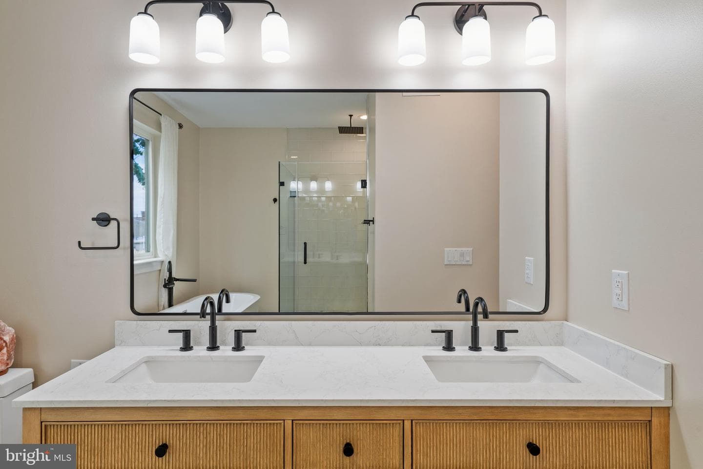 2932 Nicholas Street photo 36