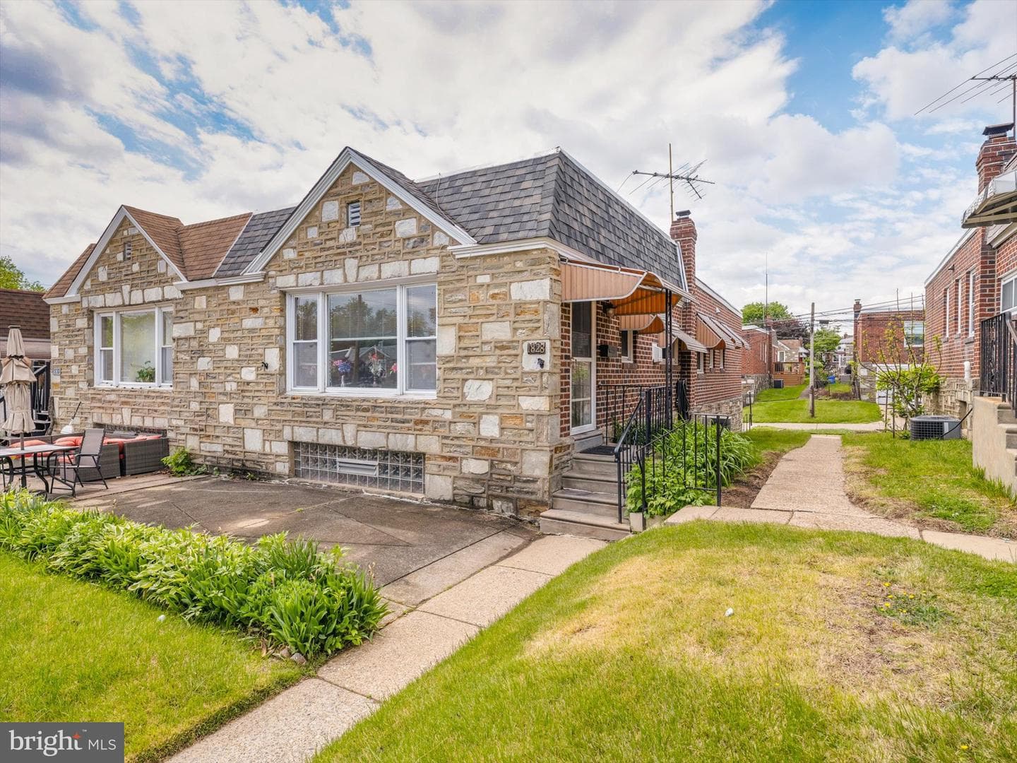 1828 Carwithan Street photo 2