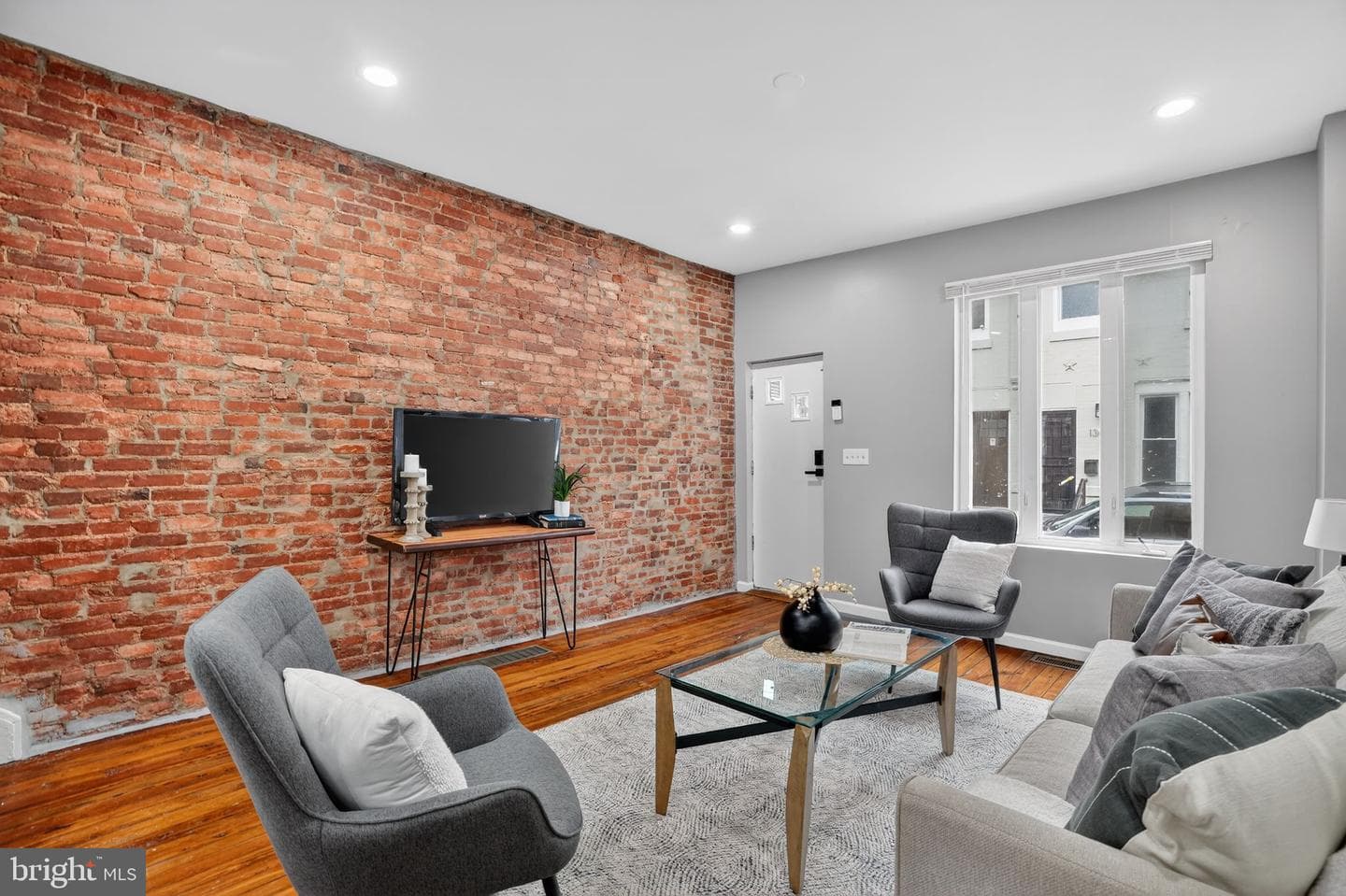 1346 N Dover Street photo 3