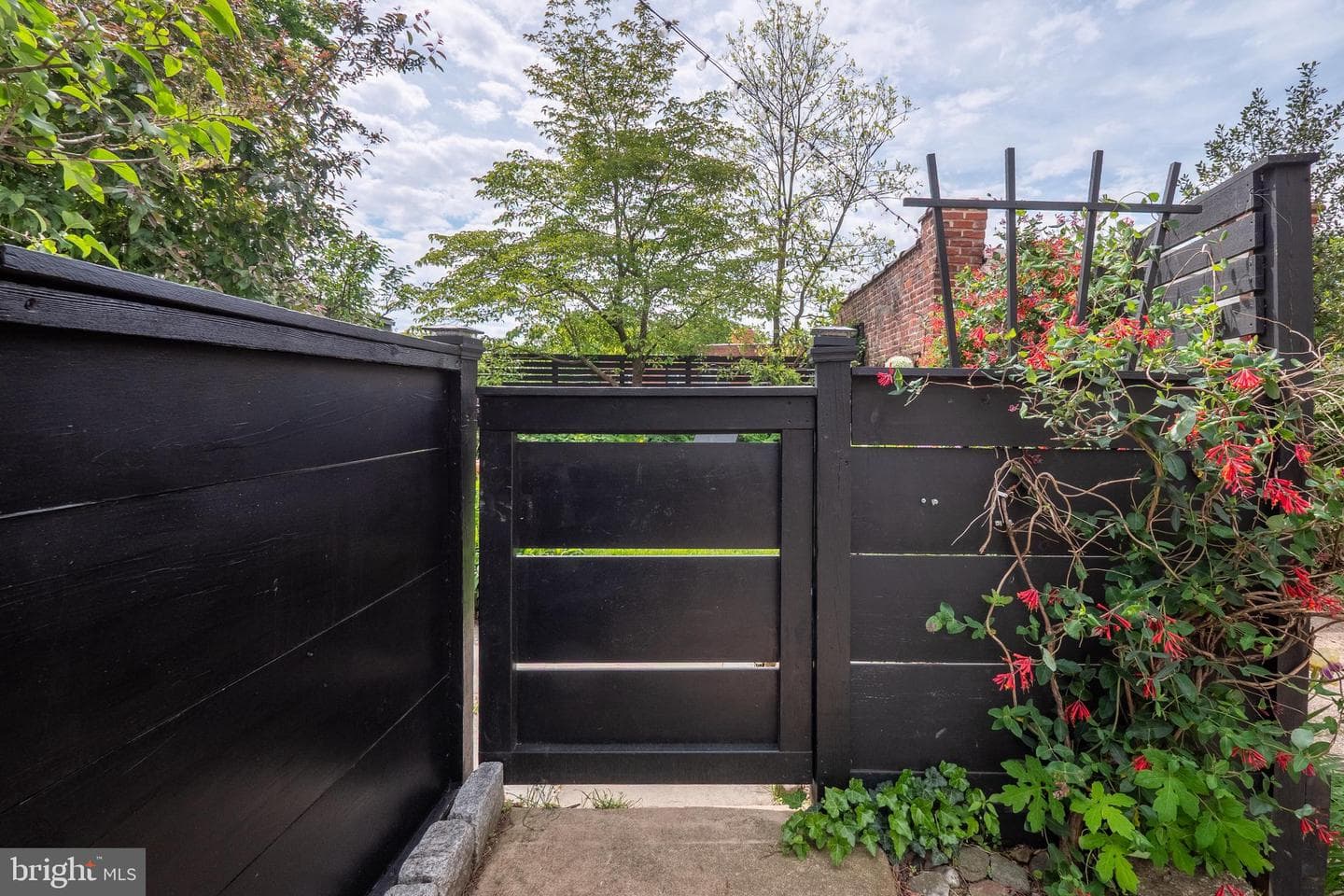 657 W Kingsley Street photo 40