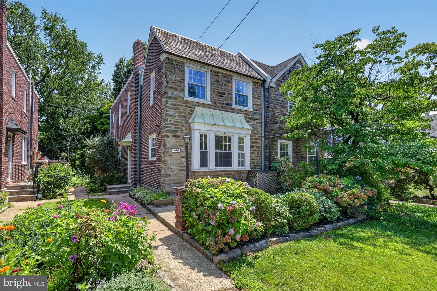140 Rochelle Avenue photo 1