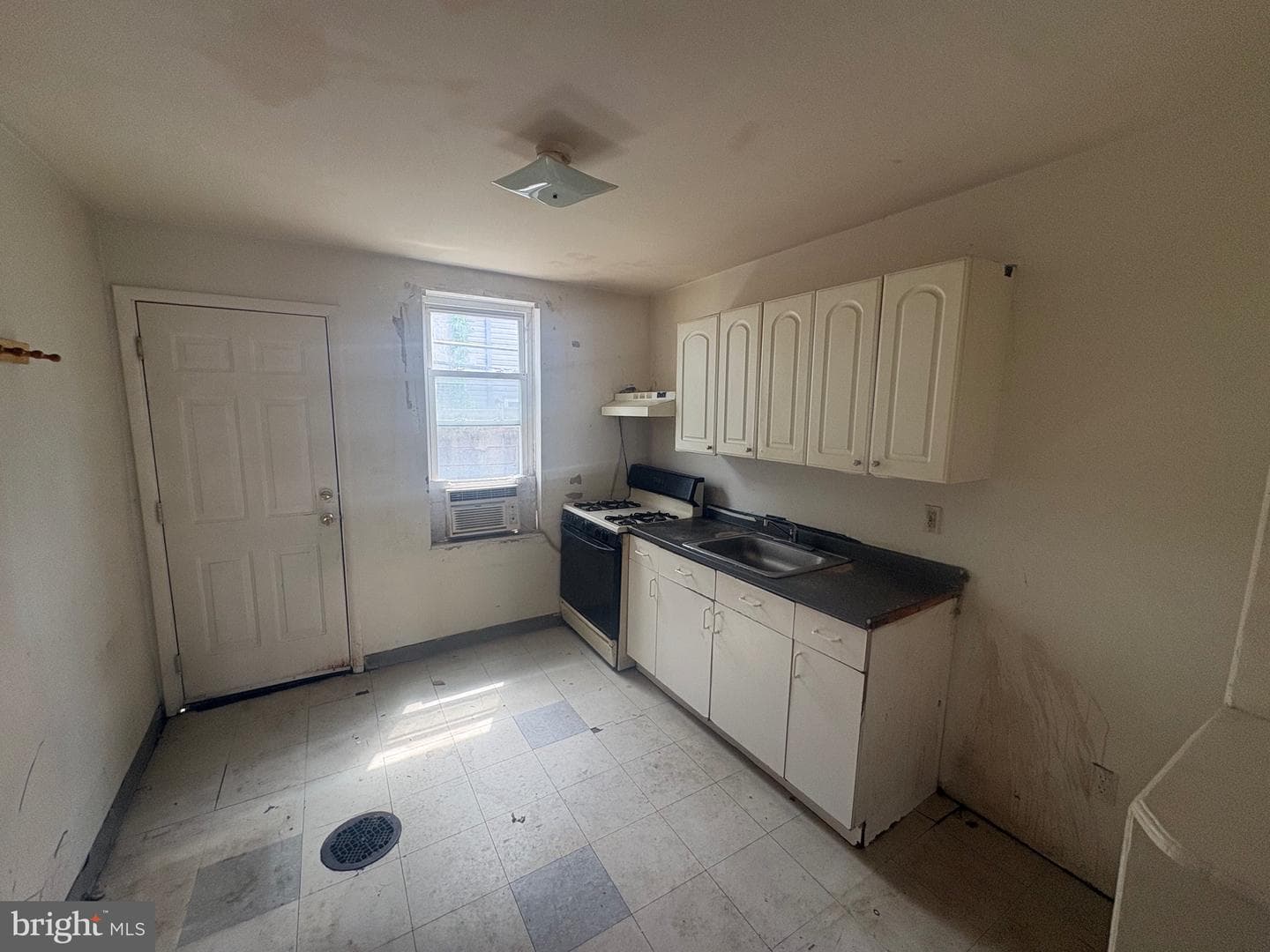 1449 S Etting Street photo 4