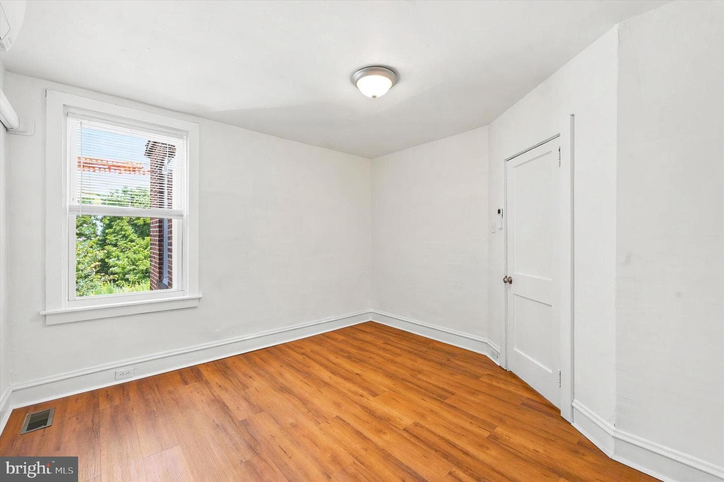 5851 Fernwood Street photo 23