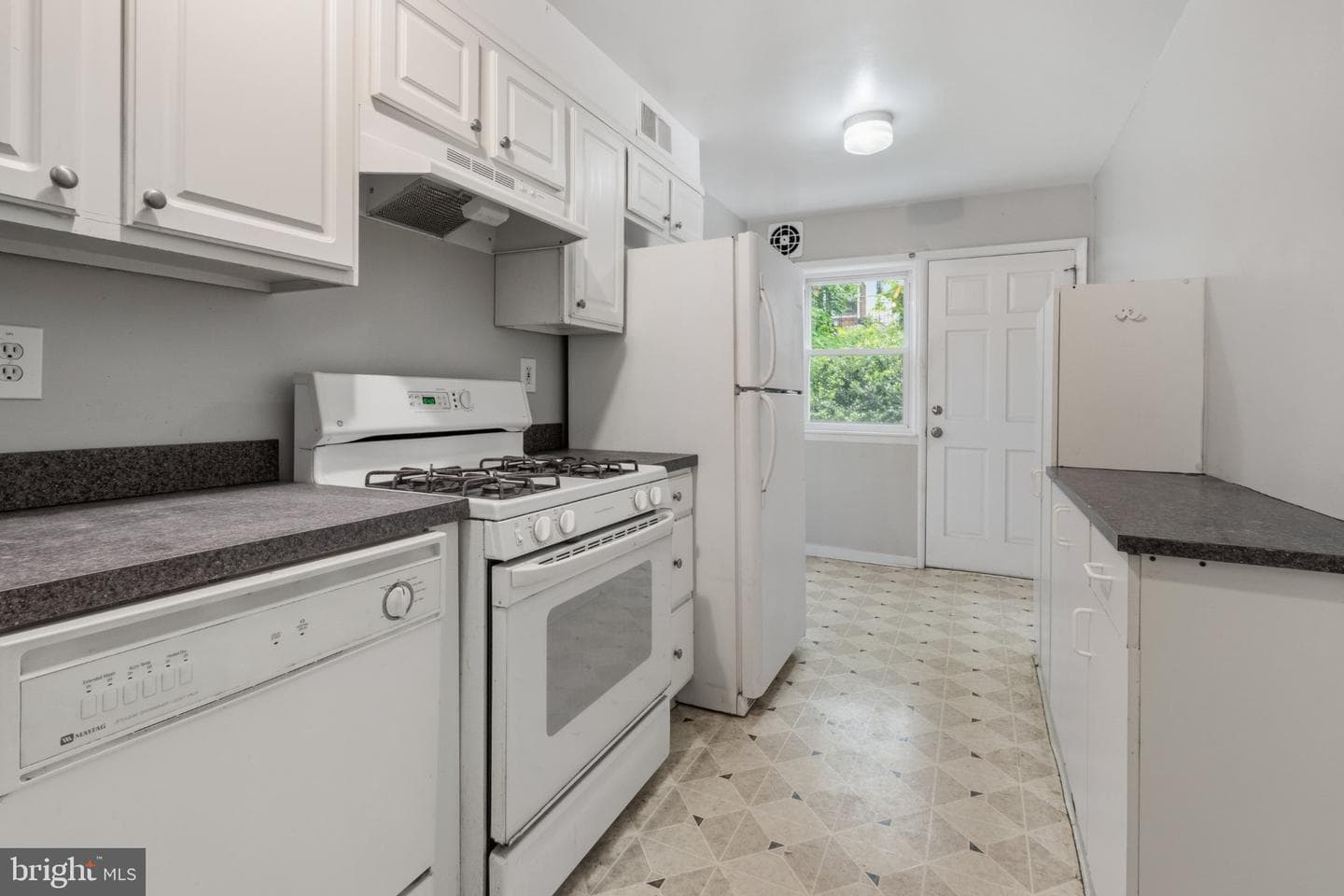 3439 Ainslie Street photo 13