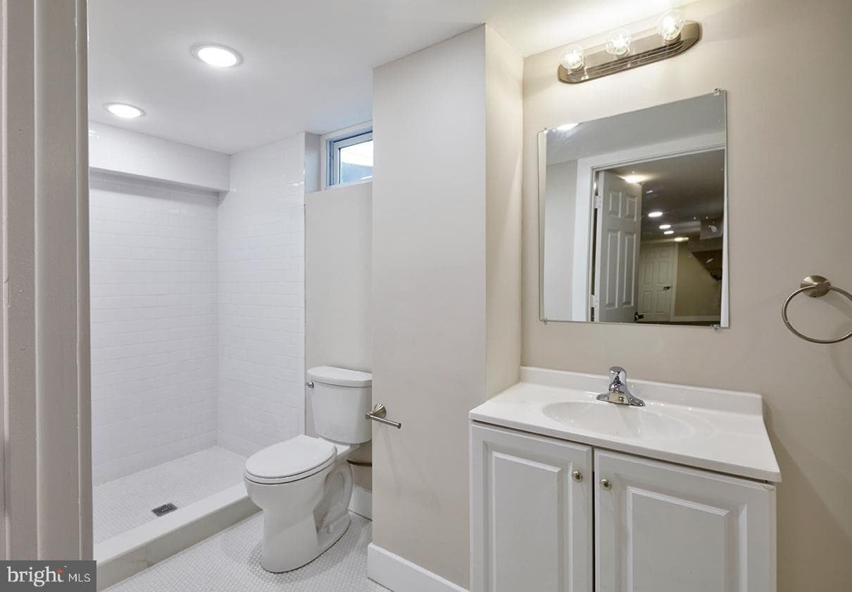 1038-1036 E Mount Pleasant Avenue photo 24