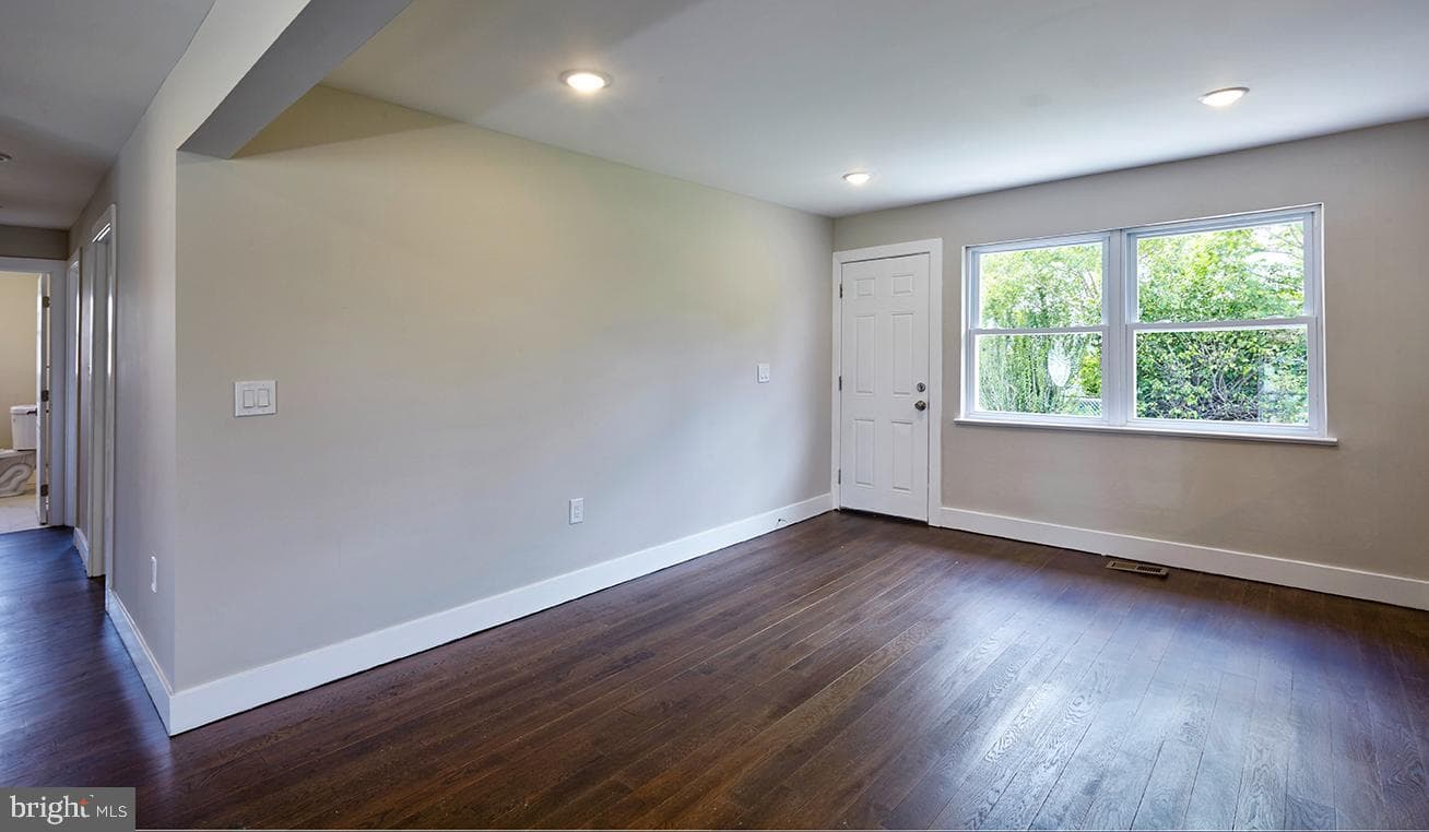 1038-1036 E Mount Pleasant Avenue photo 6