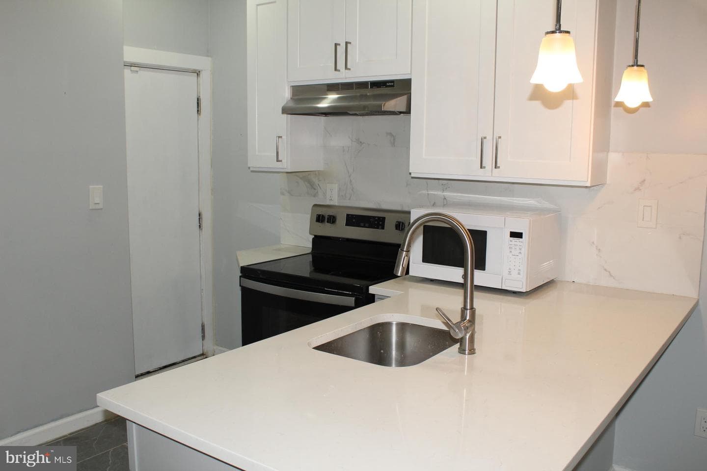 2546 W Seltzer Street photo 3