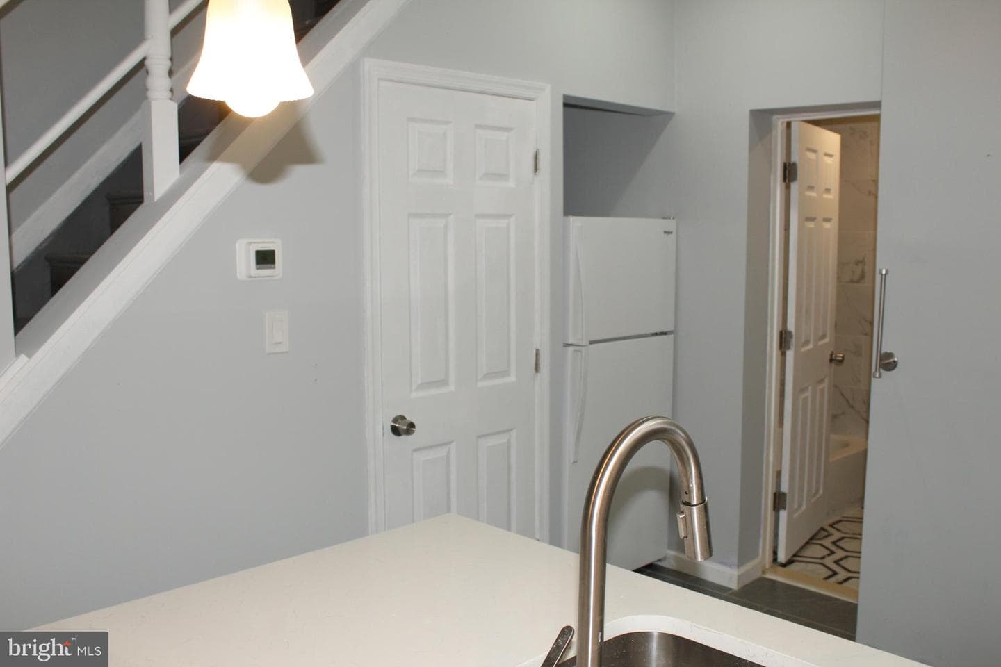 2546 W Seltzer Street photo 4