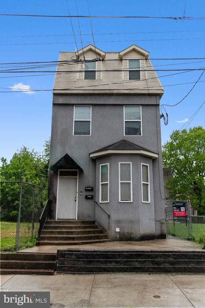 1422 W Tioga St photo 1