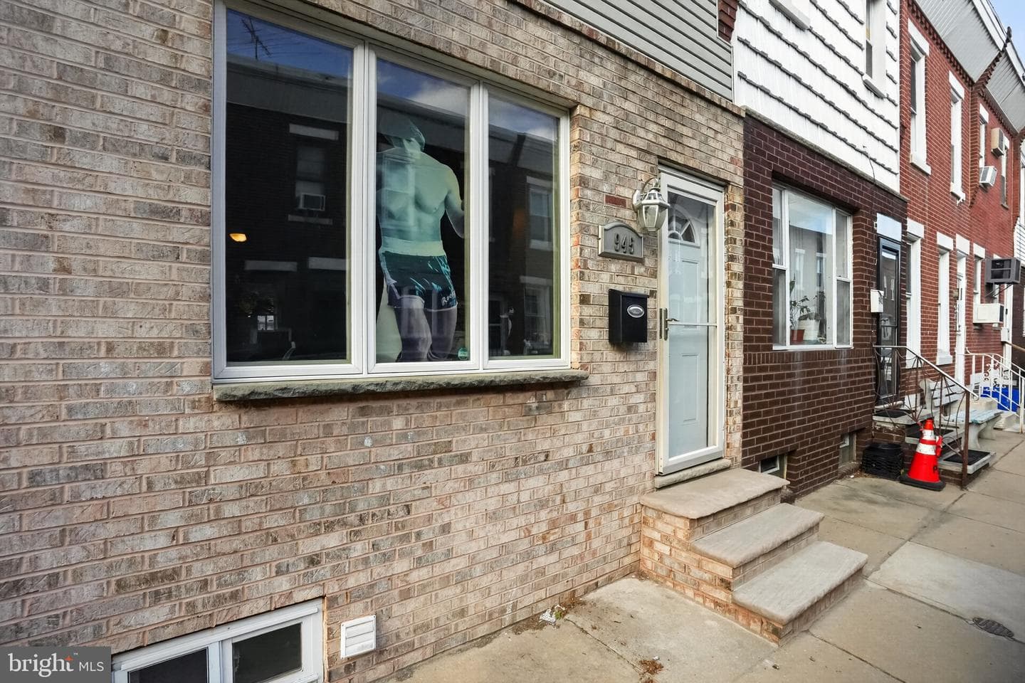 945 Daly Street photo 3