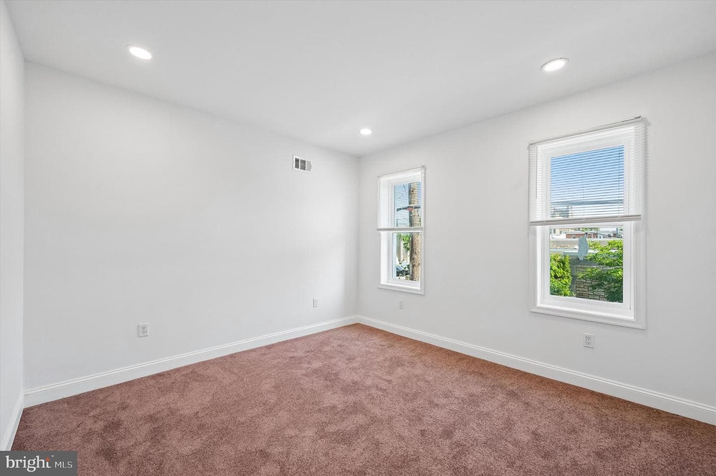 2542 W York Street photo 10