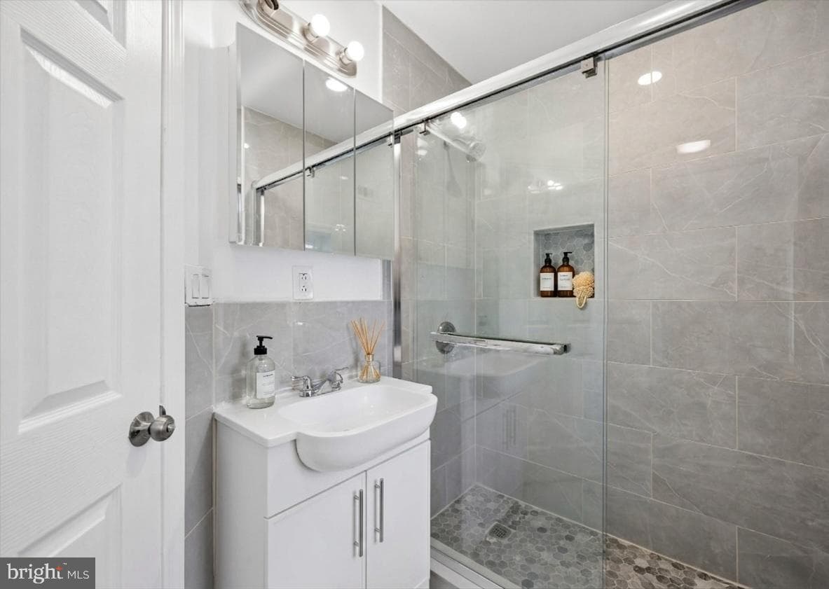 2542 W York Street photo 12