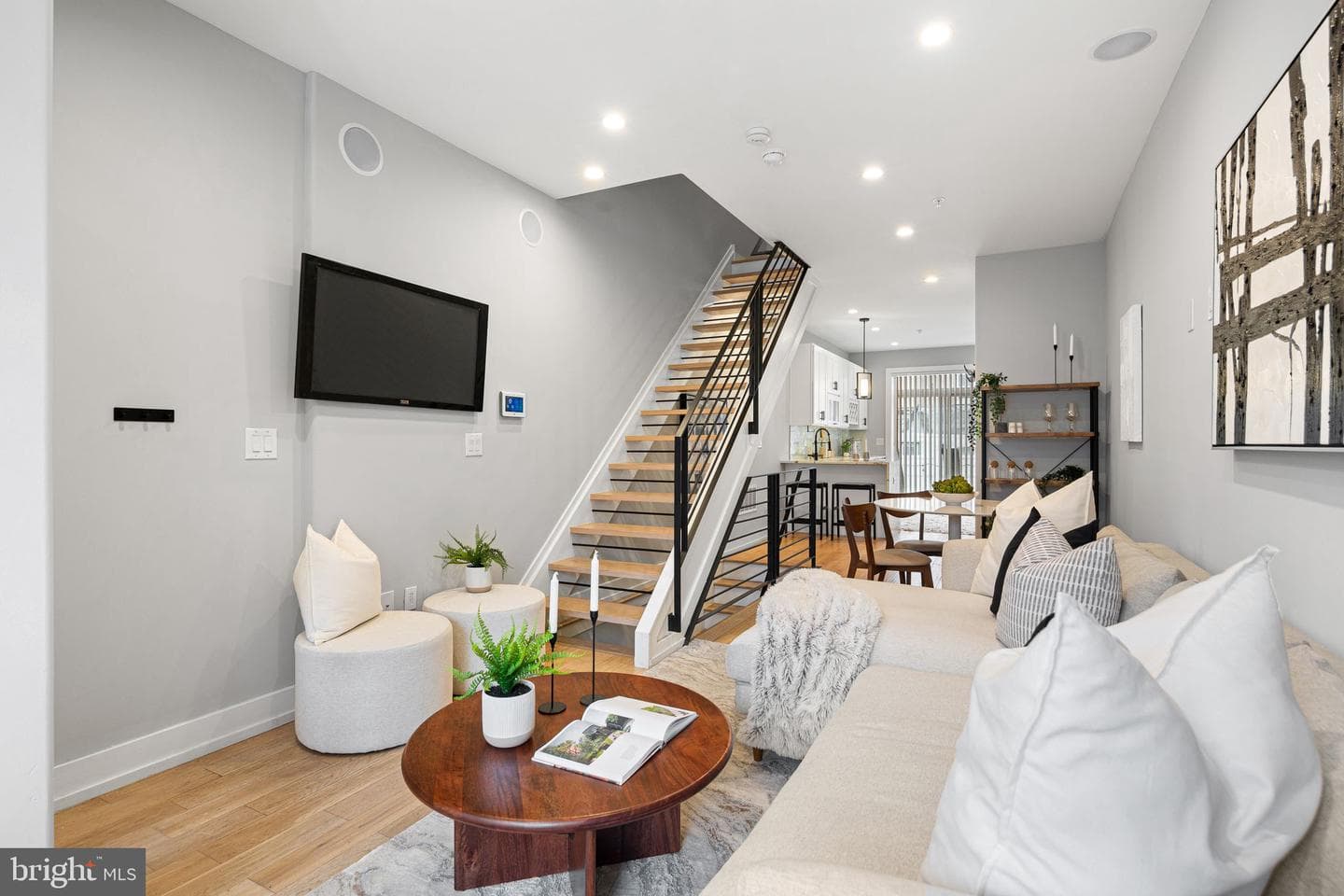 1135 E Berks Street photo 2