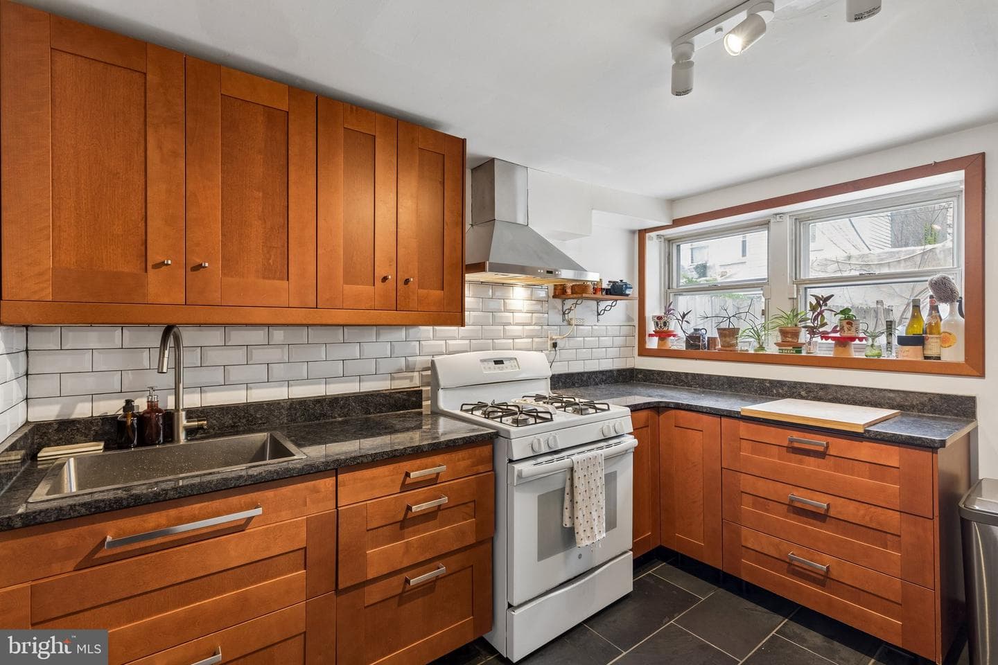 403 Tasker Street photo 7