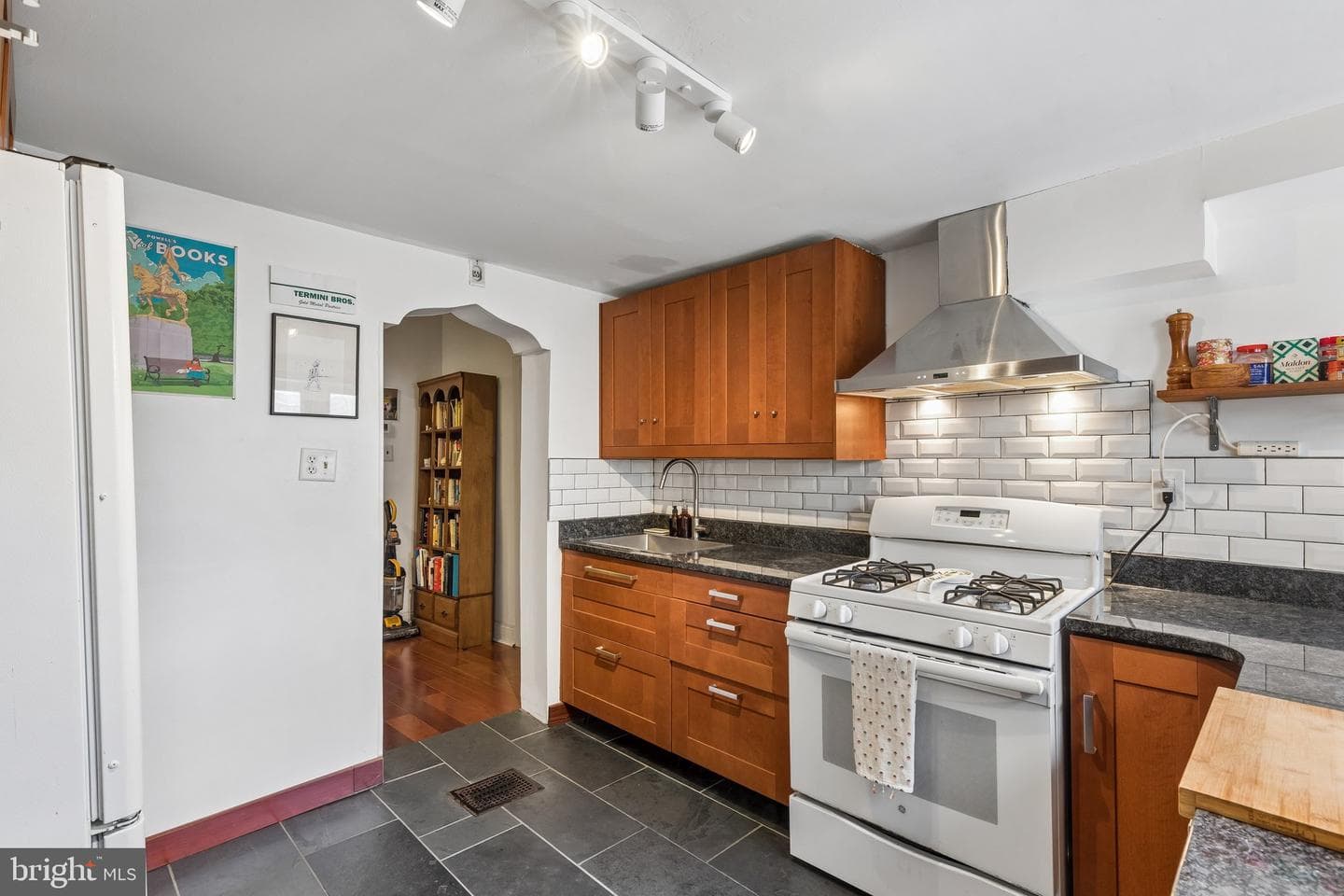 403 Tasker Street photo 9
