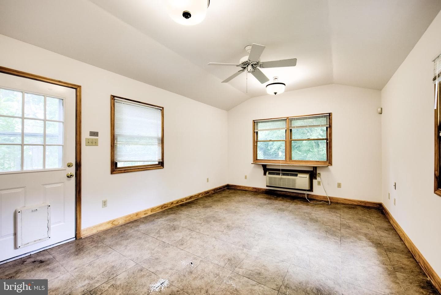 307 E Roumfort Road photo 14
