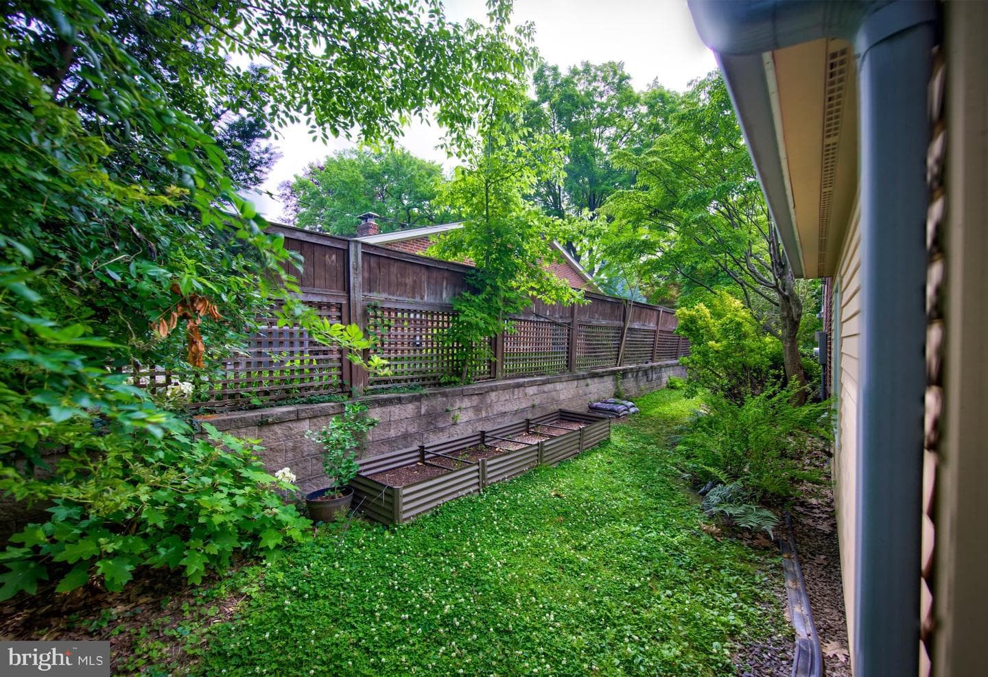 307 E Roumfort Road photo 17
