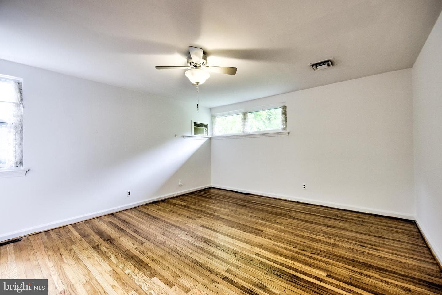 307 E Roumfort Road photo 8