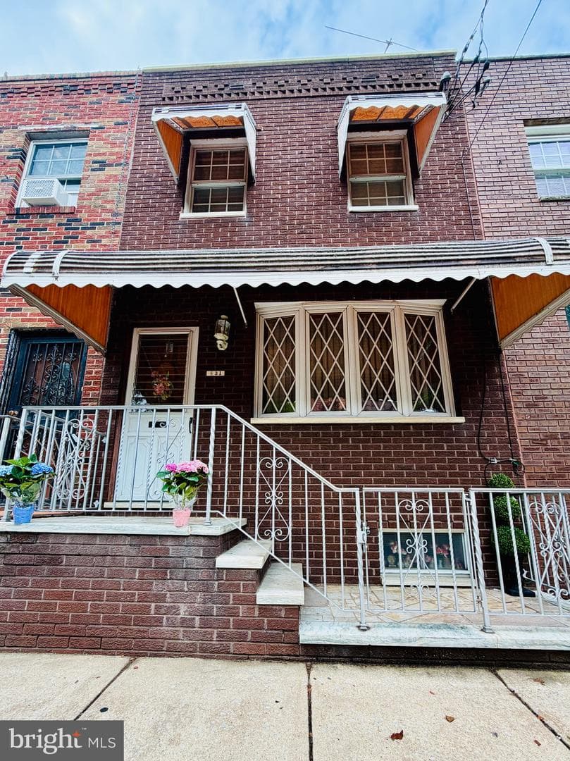 831 Moore St