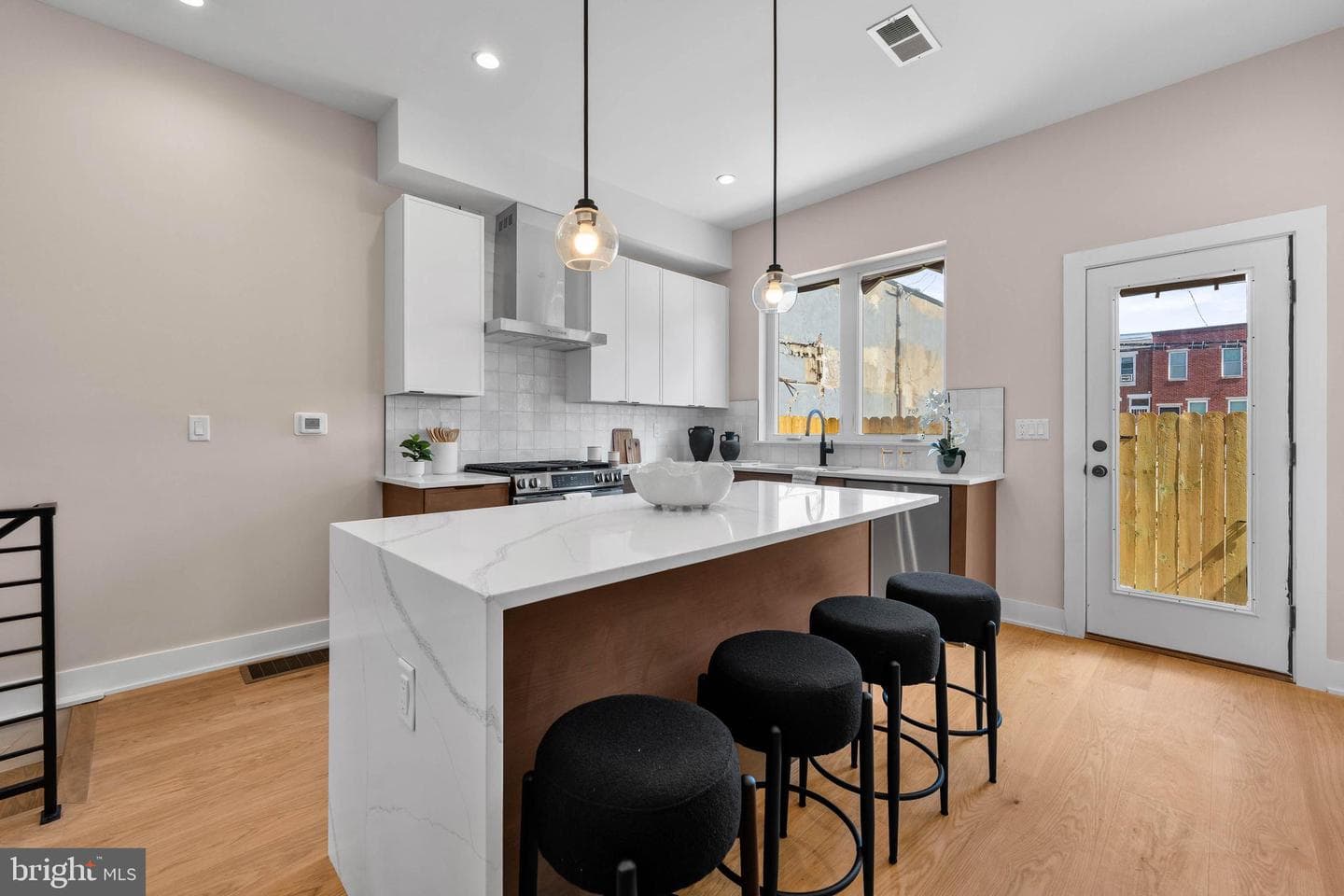 909 Emily Street photo 5