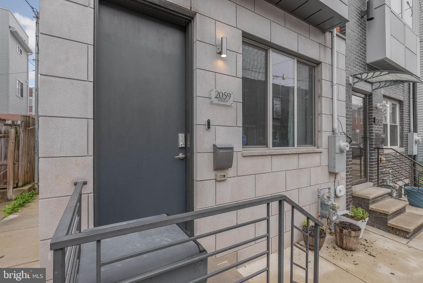 2059 Fernon St photo 2
