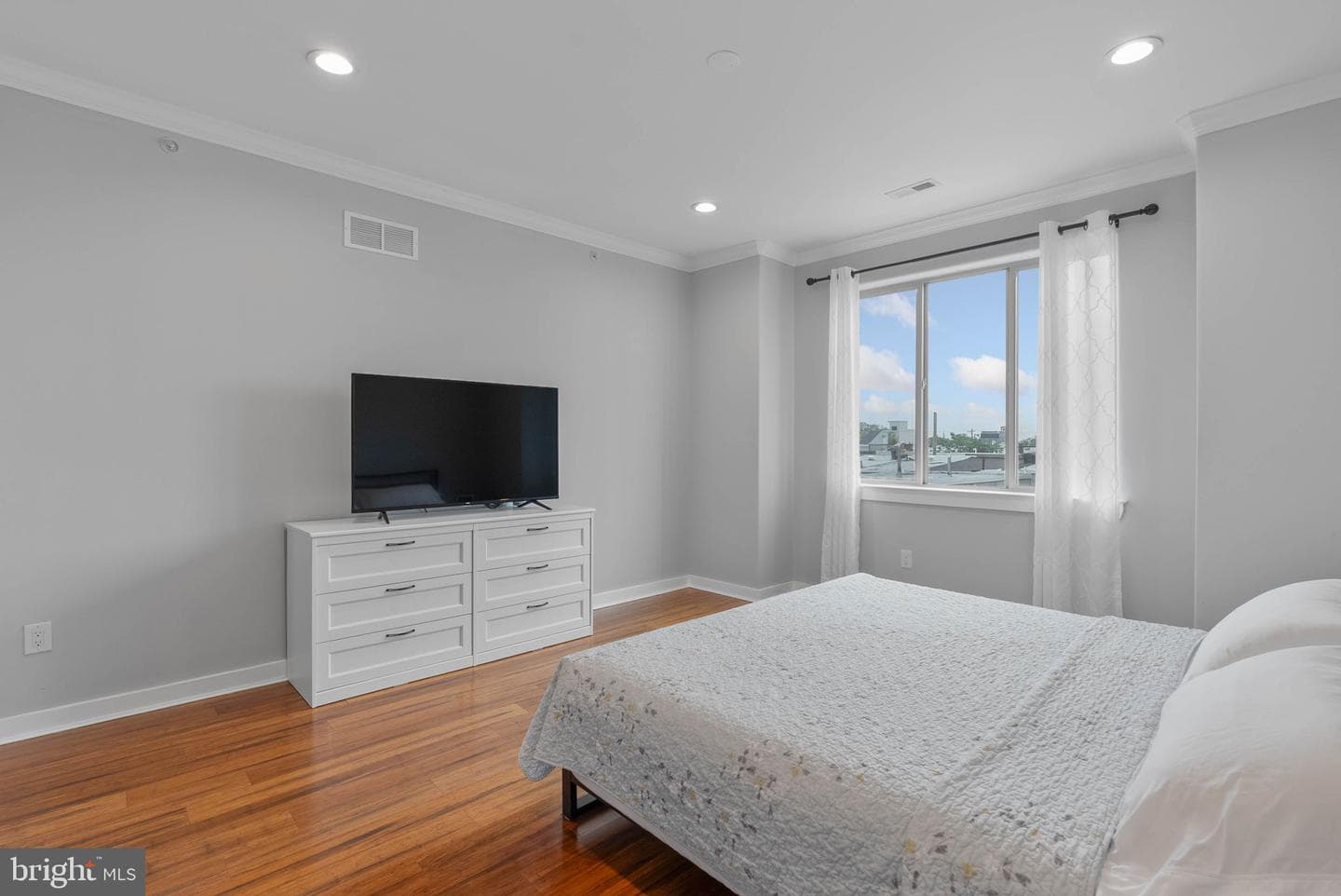 2059 Fernon St photo 32
