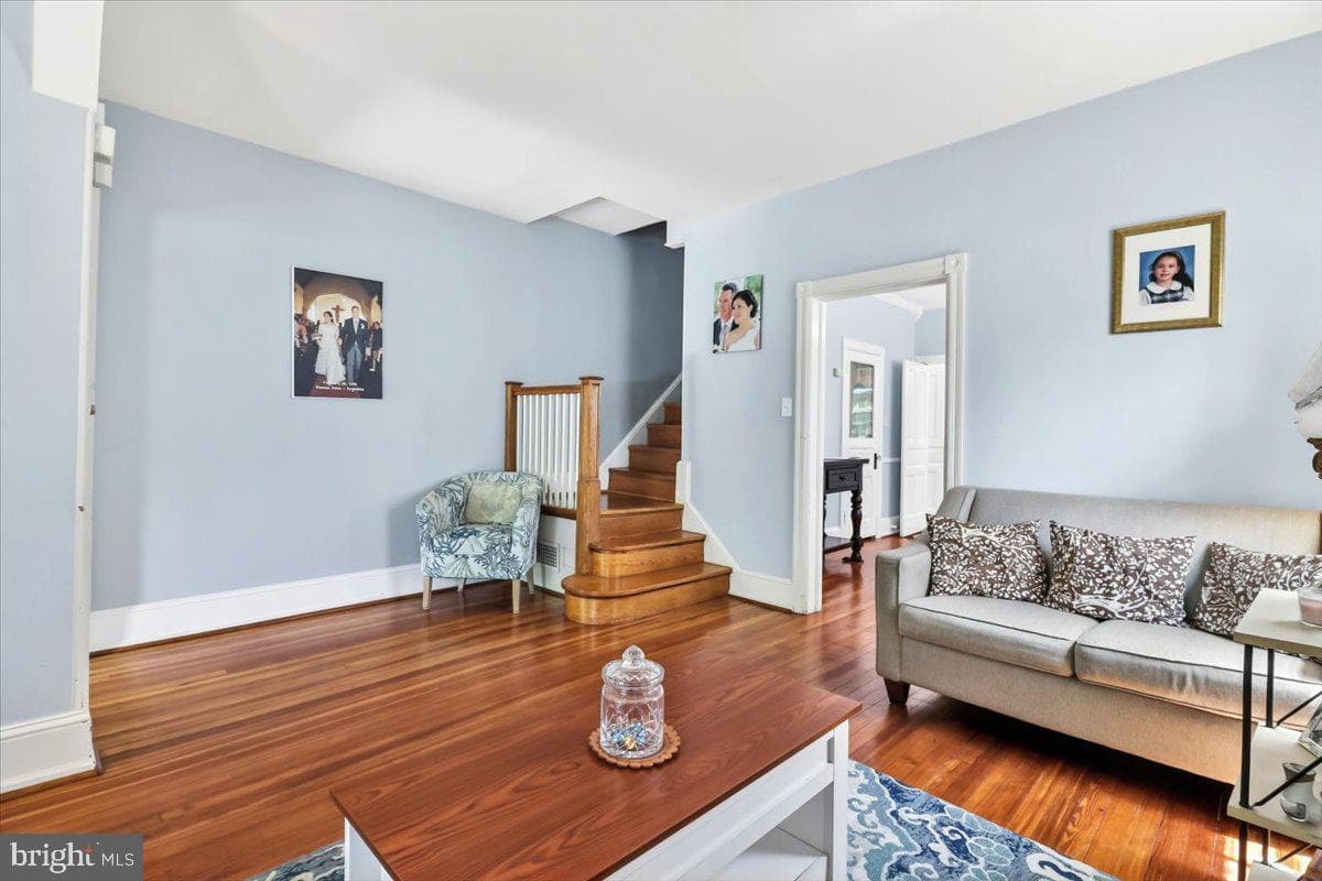 18 W Gravers Lane photo 5