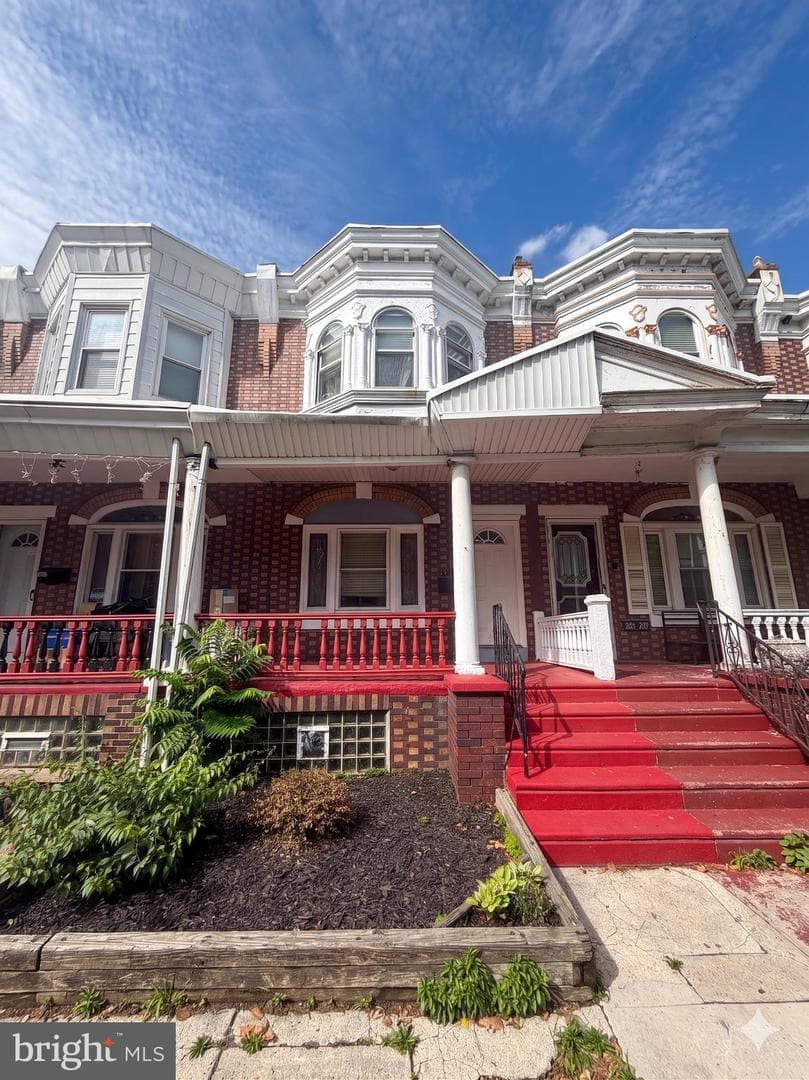 1515 Dyre Street photo 1