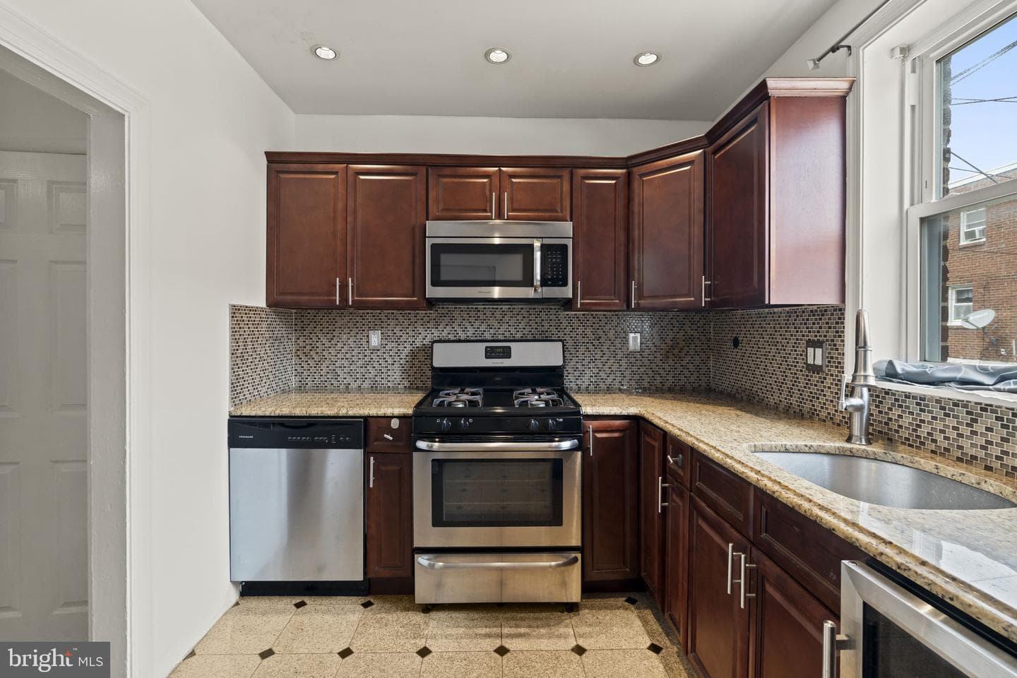 923 Anchor Street photo 16