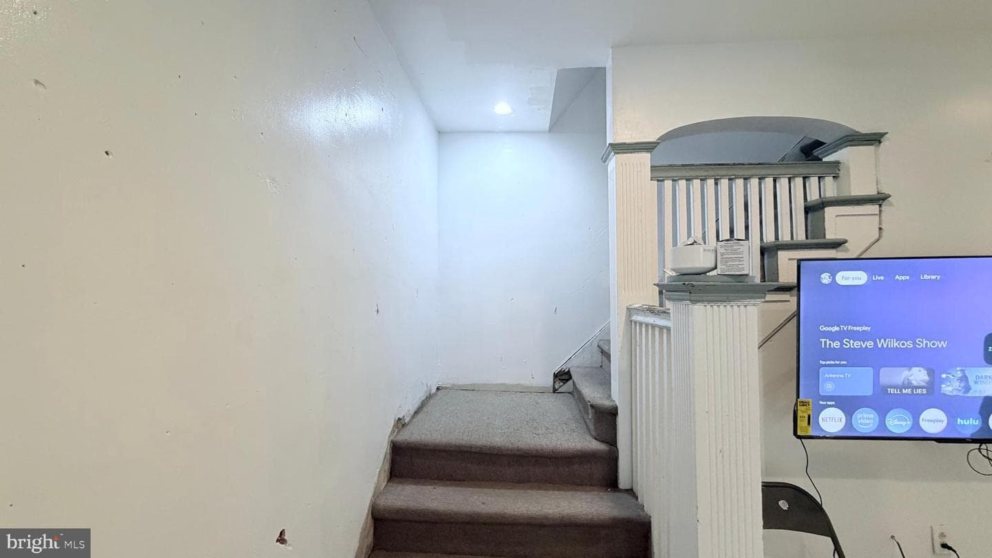 2239 W Somerset Street photo 24