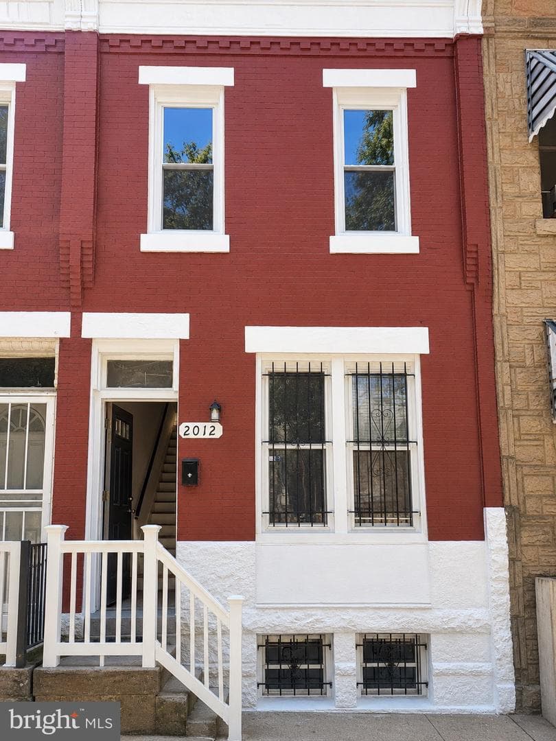 2012 W Hagert Street photo 1