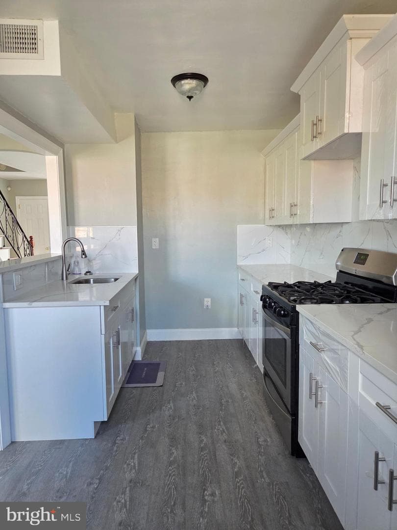 211 Lardner Street photo 11