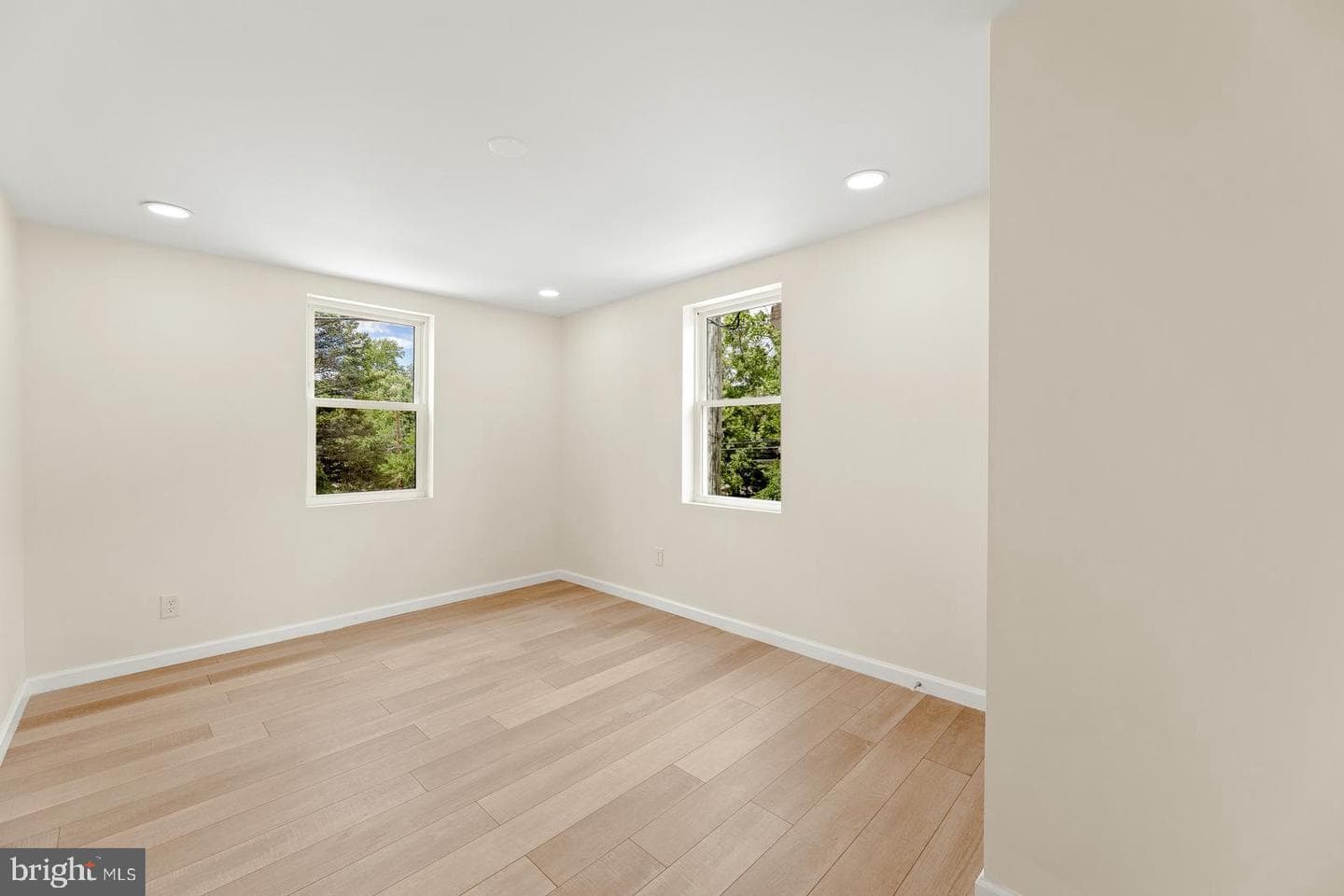 4354 Glendale St photo 23