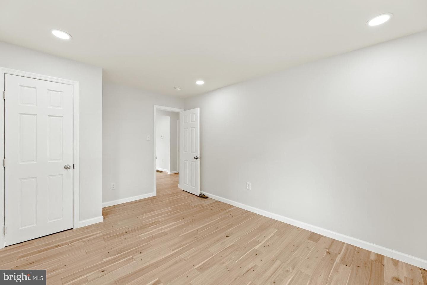 4354 Glendale St photo 17