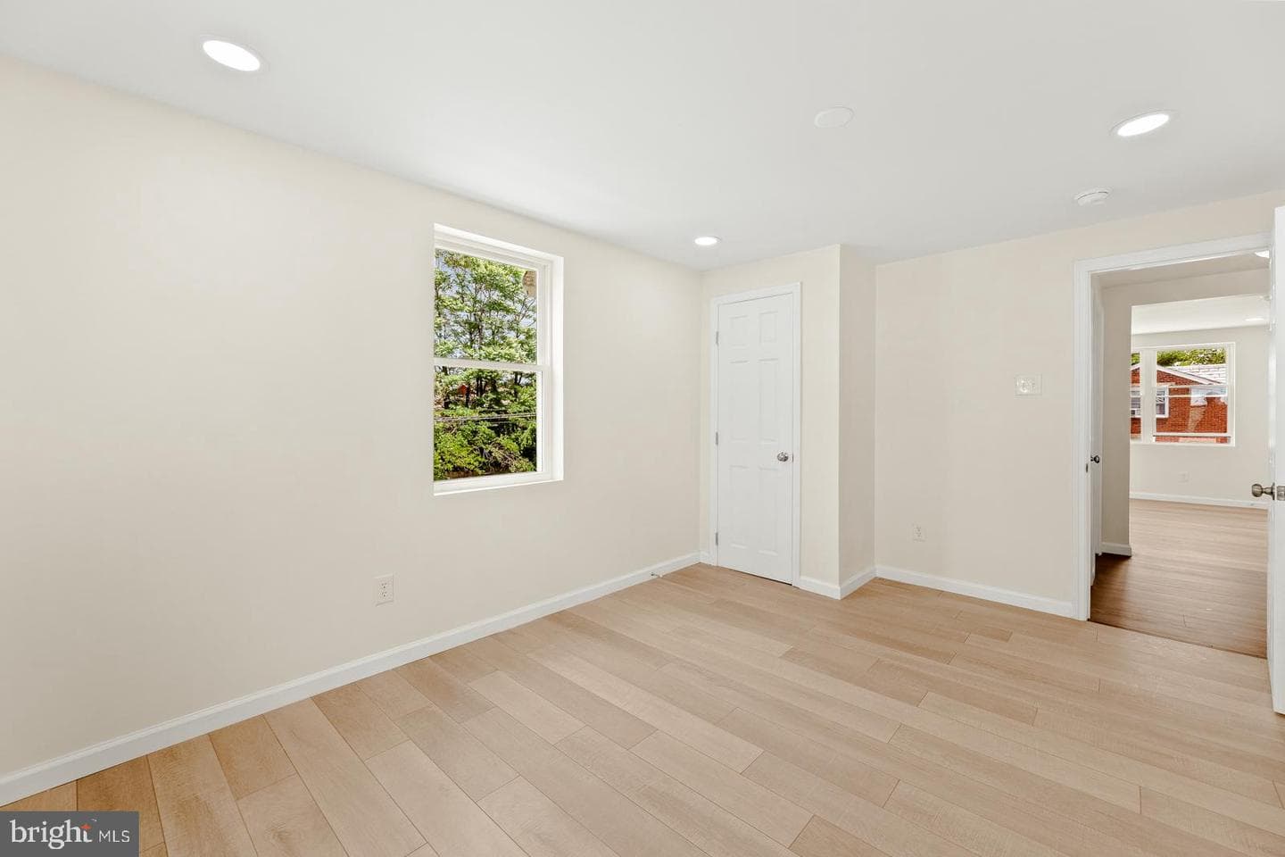 4354 Glendale St photo 22