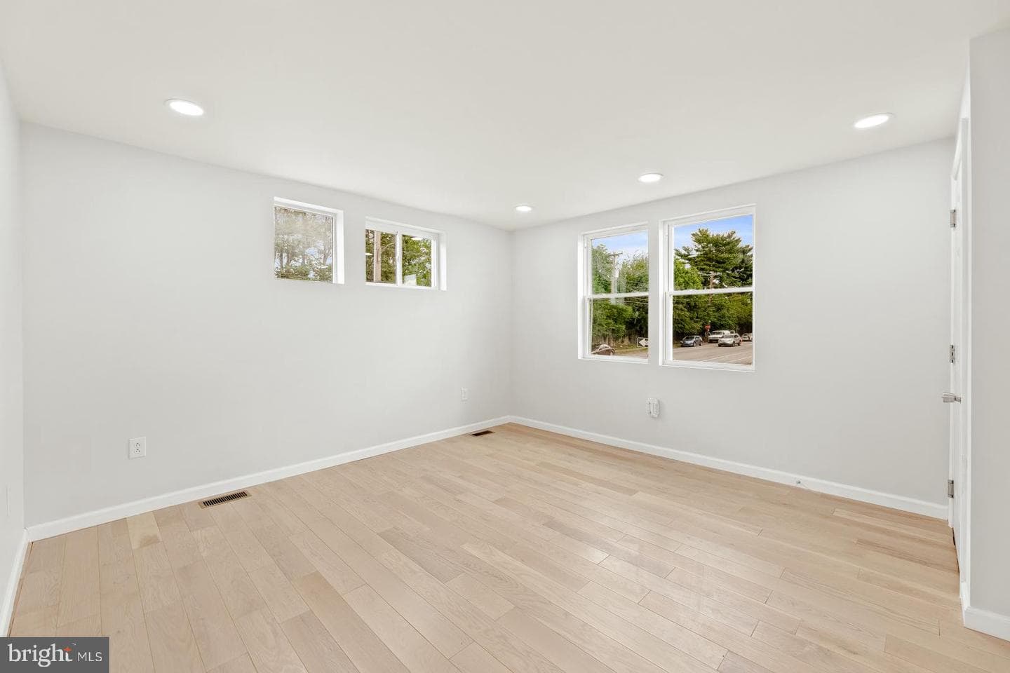 4354 Glendale St photo 6