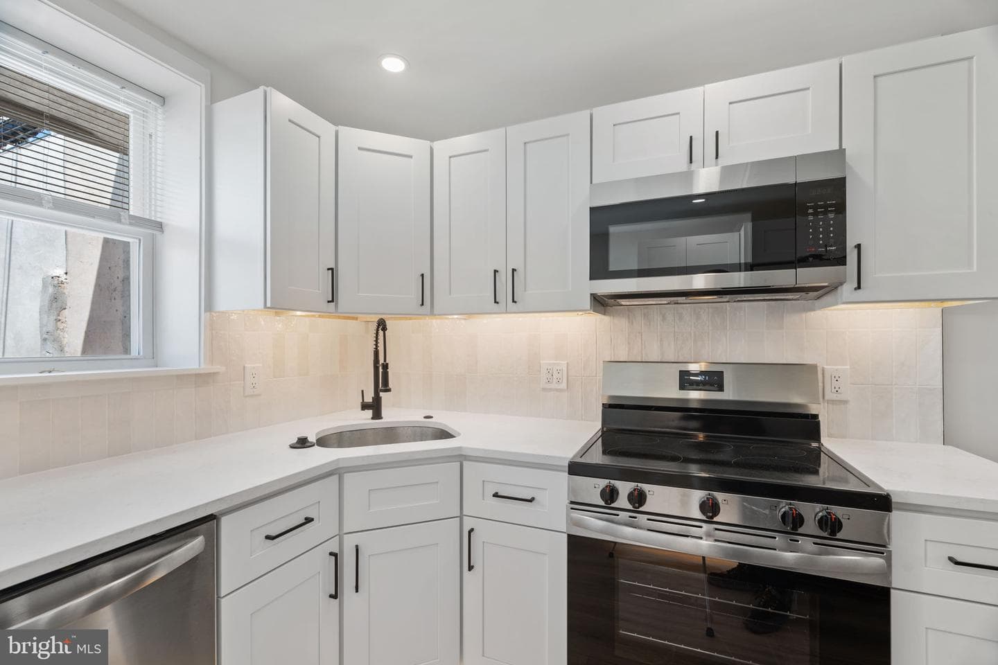 403 Daly Street photo 11