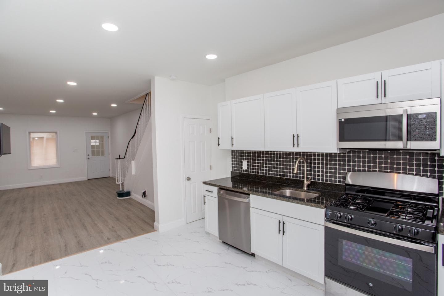 415 N Hobart Street photo 28