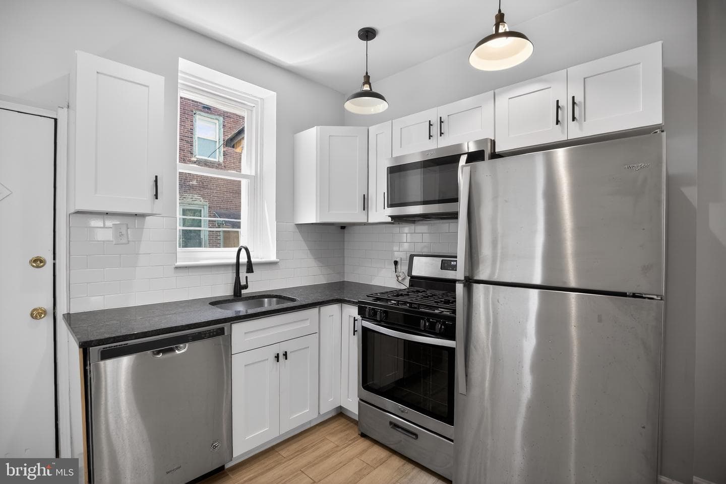 1220 S Peach Street photo 3