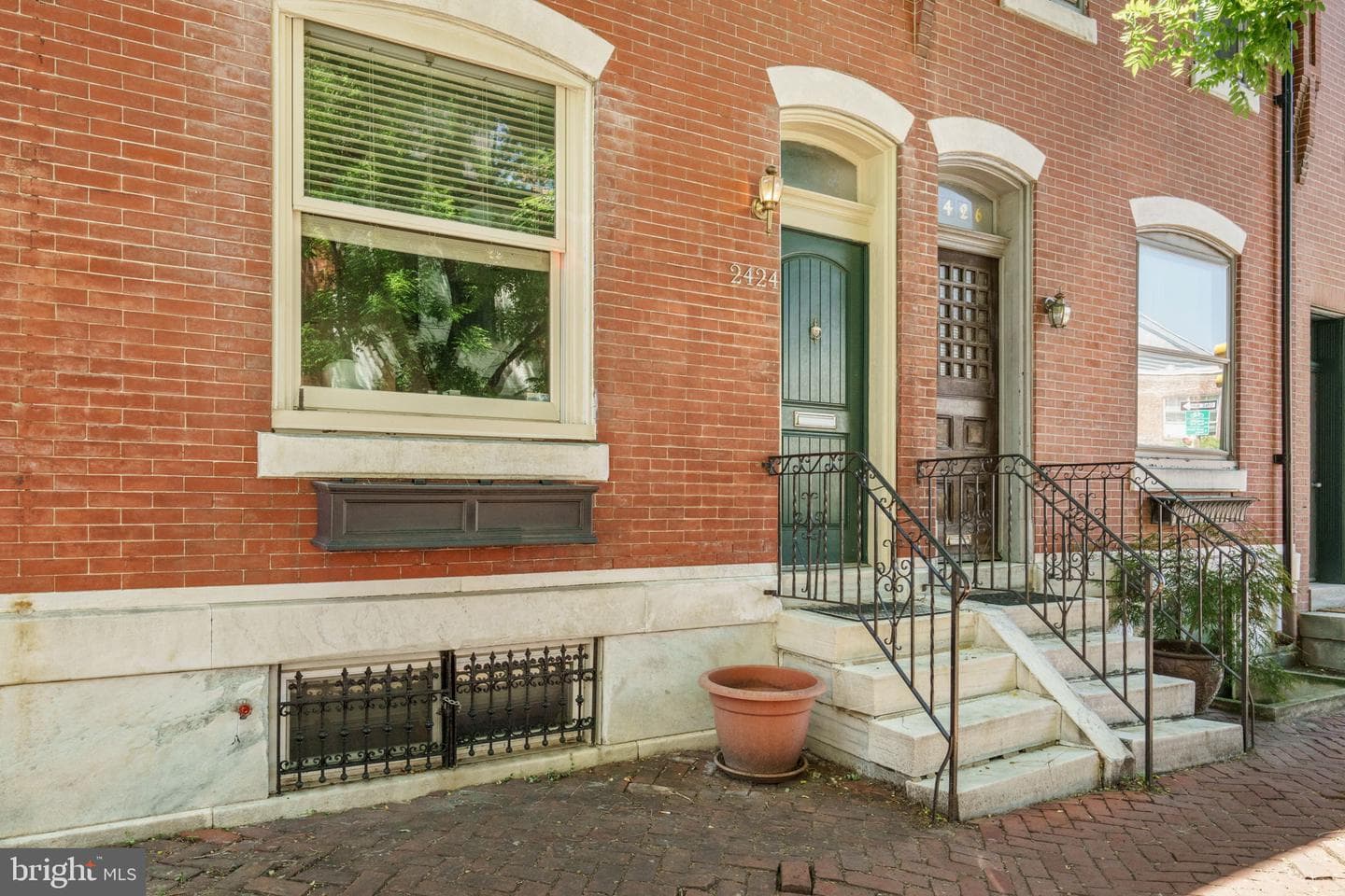 2424 Lombard St photo 1