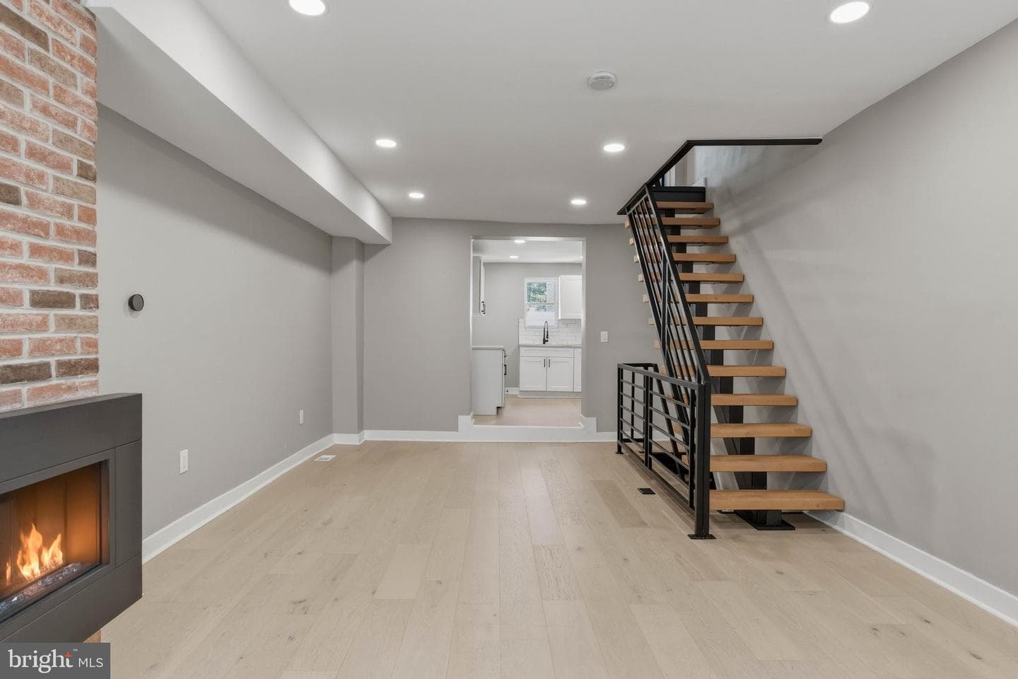 1725 W Thompson Street photo 7