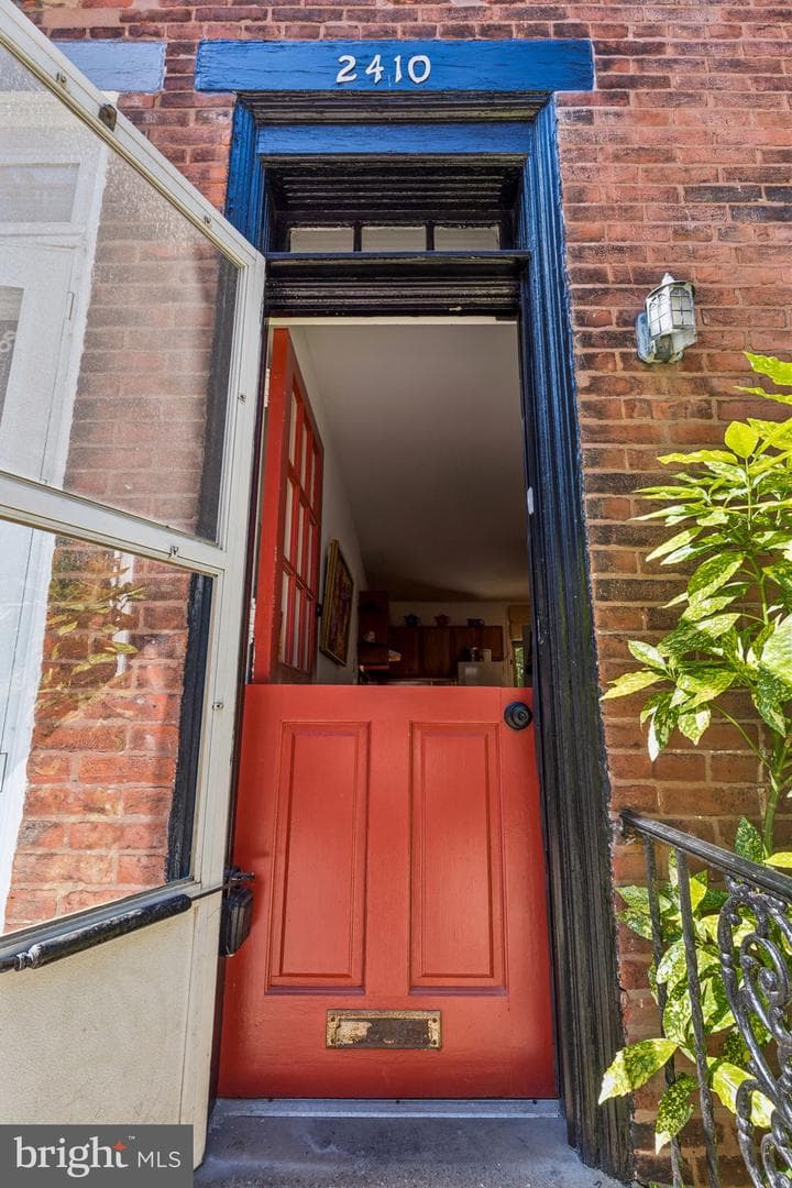 2410 Manning St photo 2